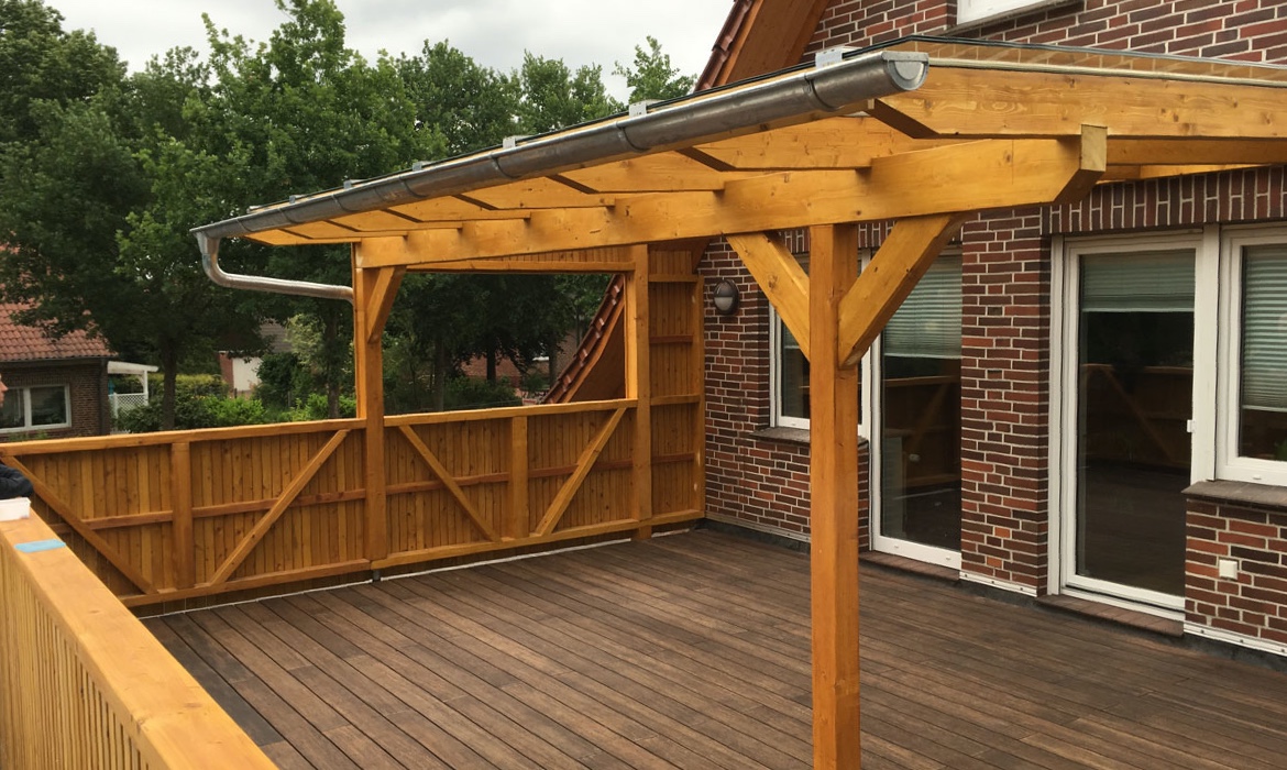 Maßgeschneiderte Terrassenüberdachung aus Holz